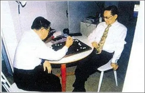 金庸与梁羽生一起下棋